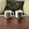 Paire de tasses en céramique mouchetée et décor à grosses fleurs maya années 70 par Hello Broc brocante en ligne