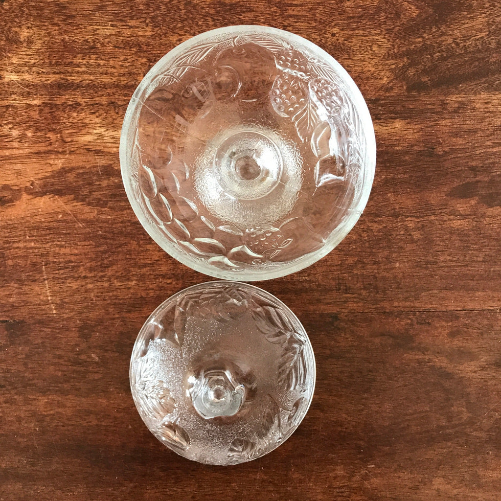 Sucrier bonbonnière sur pied en verre moulé incolore décor fruits et feuillages par Hello Broc brocante en ligne