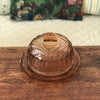 Cloche à fromage avec plateau en verre moulé rose 1950 - Hello Broc