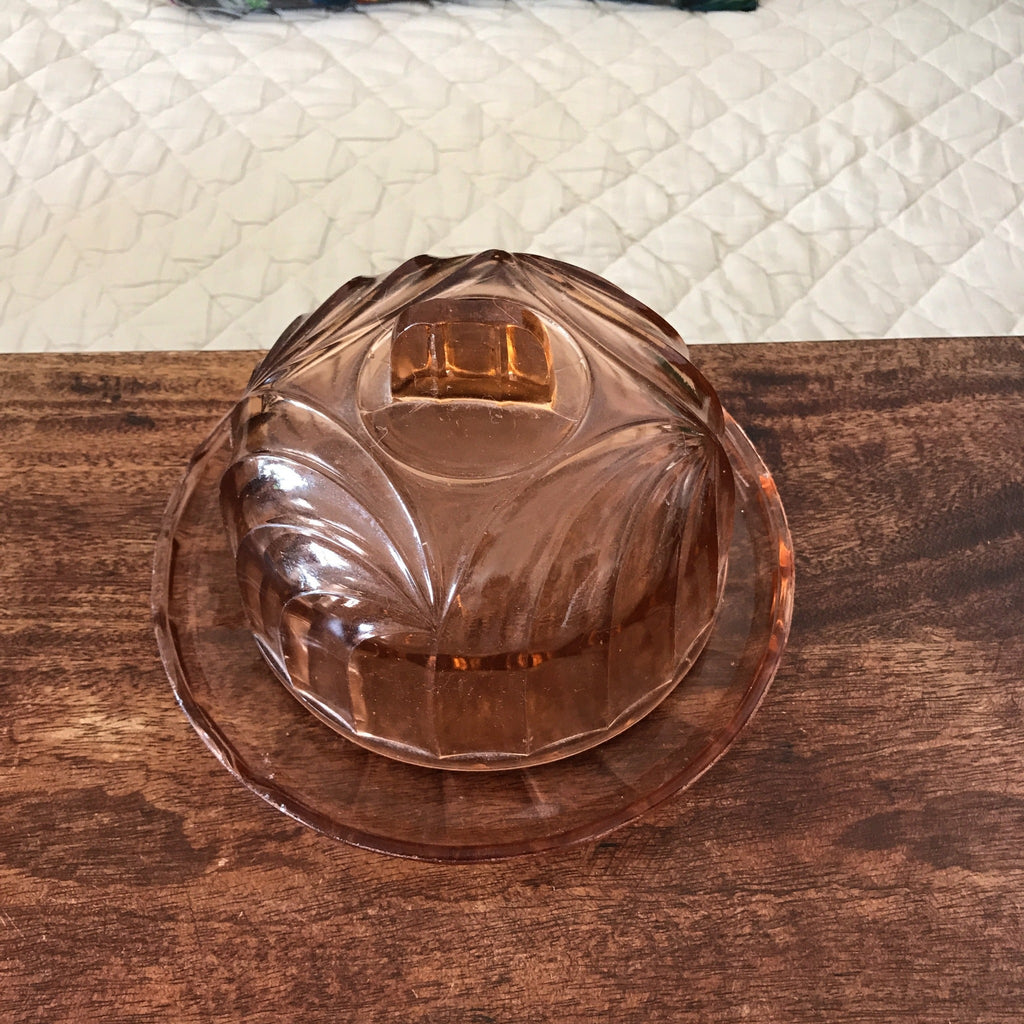 Cloche à fromage avec plateau en verre moulé rose 1950 - Hello Broc