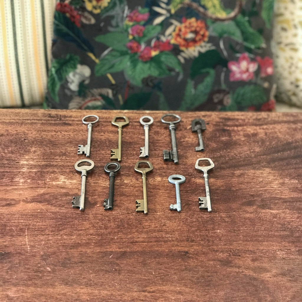 Lot de 10 clefs anciennes de taille moyenne par Hello Broc brocante en ligne