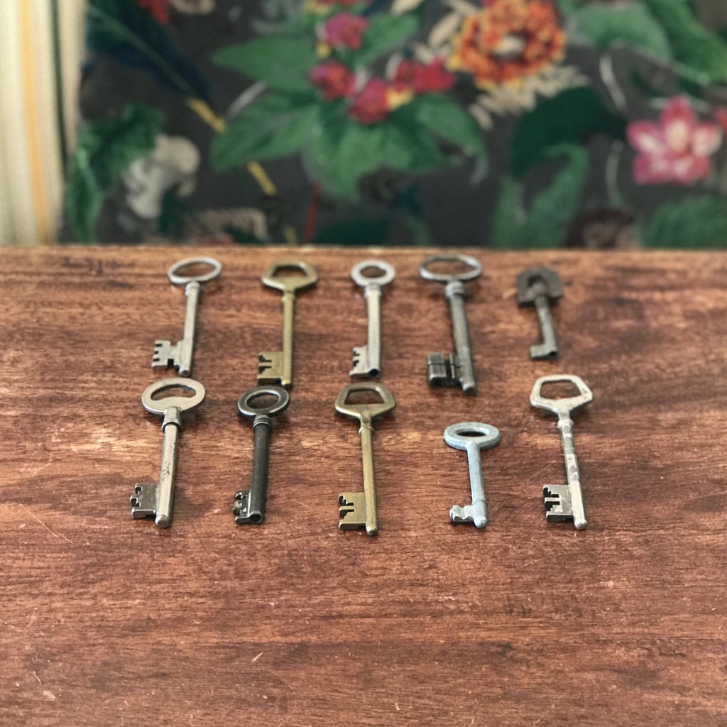 Lot de 10 clefs anciennes de taille moyenne par Hello Broc brocante en ligne