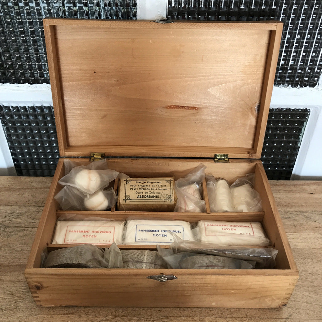 Coffret en bois Premiers Secours avec des produits dans leur emballage d'origine - Hello Broc