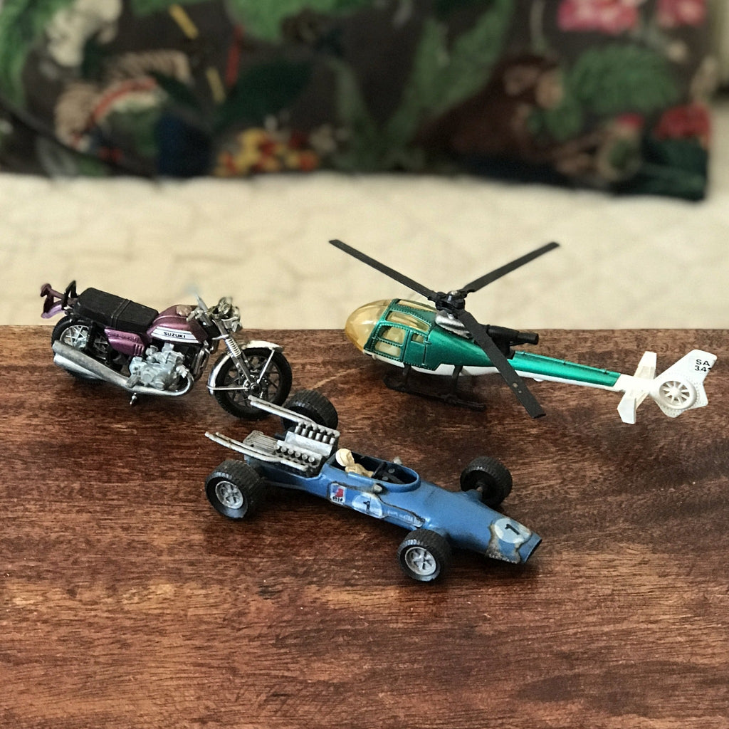 Trio de véhicules miniatures : voiture de course, moto et hélicoptère - Hello Broc