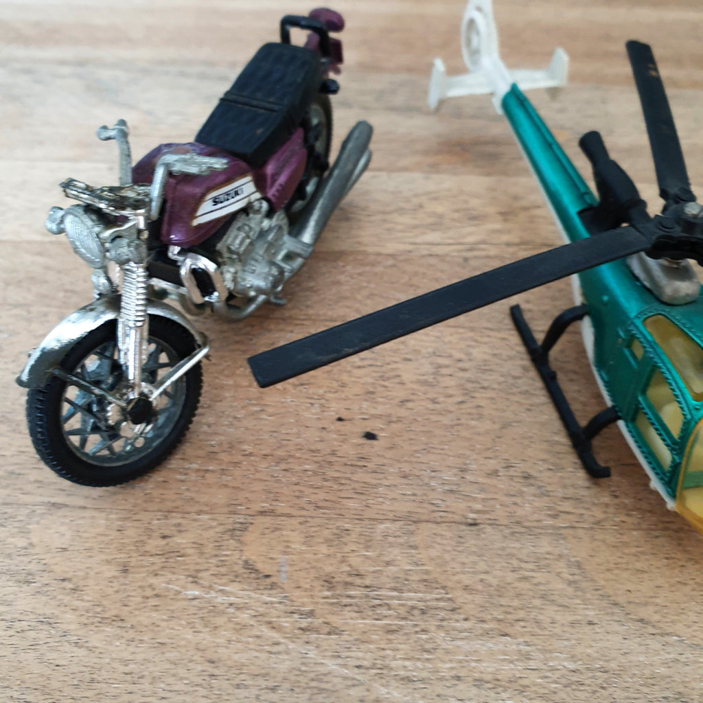 Trio de véhicules miniatures : auto de course, moto et hélicoptère - Hello Broc