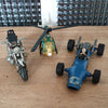 Trio de véhicules miniatures : auto de course, moto et hélicoptère - Hello Broc