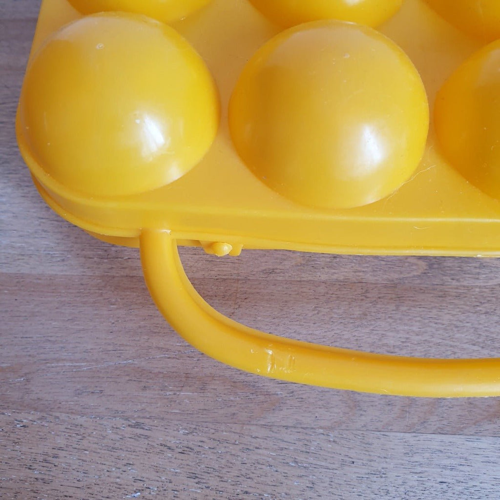 Boîte à oeufs en plastique jaune orange années 70 - Hello Broc