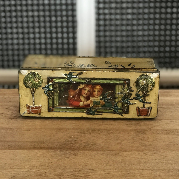 Boîte longue rectangulaire en métal embossé 1900 avec des enfants et des oiseaux - Hello Broc