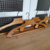 Cintre ancien en bois forme triangle épaules arrondies - 5 en stock - Hello Broc