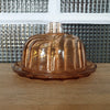 Cloche à fromage avec plateau en verre moulé rose 1950 - Hello Broc