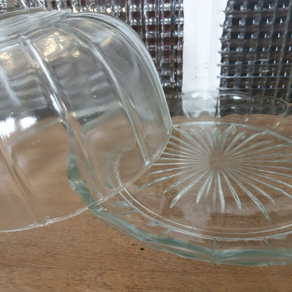 Cloche à fromage et plateau coordonné en verre moulé transparent - Hello Broc