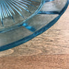 Cloche à fromage et son plateau en verre moulé bleu - Hello Broc
