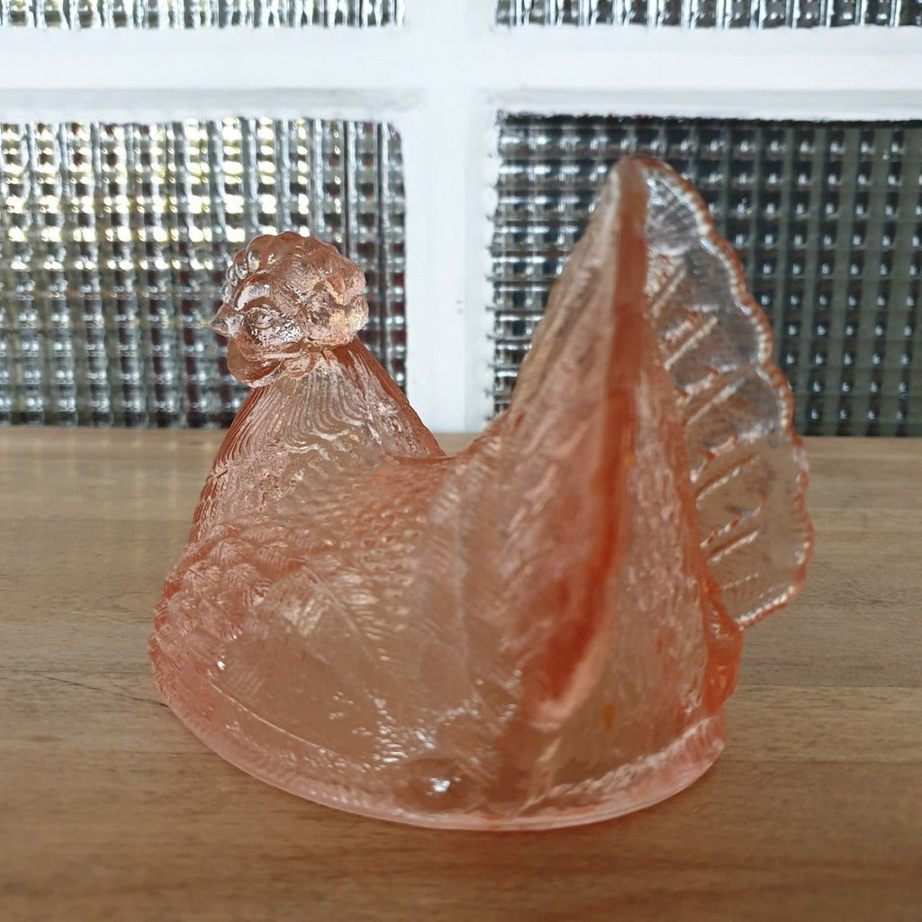 Coq en verre moulé rose - haut d'une ancienne bonbonnière - Hello Broc
