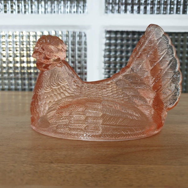 Coq en verre moulé rose - haut d'une ancienne bonbonnière - Hello Broc