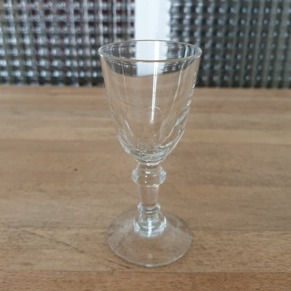 Ensemble de 6 verres anciens à liqueur ou digestif sur pied en verre moulé - Hello Broc brocante en ligne