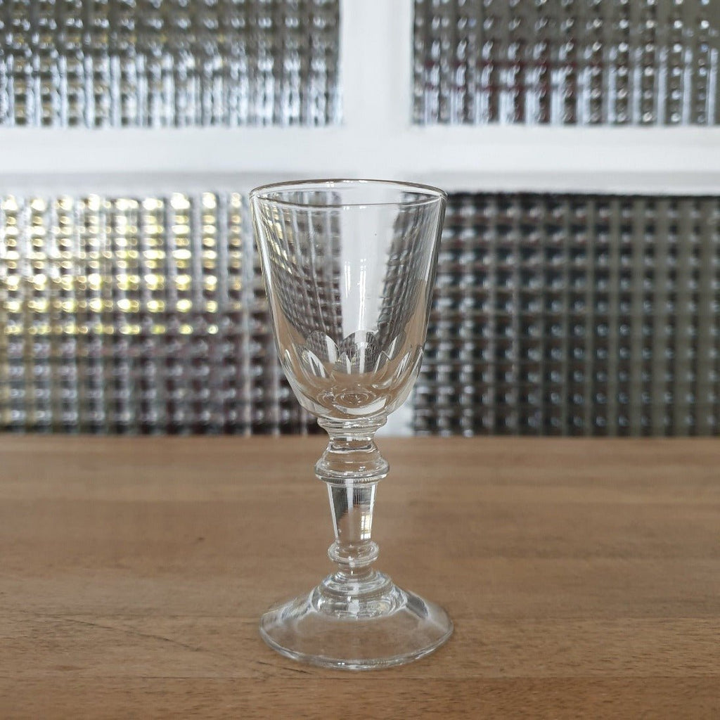 Ensemble de 6 verres anciens à liqueur ou digestif sur pied en verre moulé - Hello Broc brocante en ligne