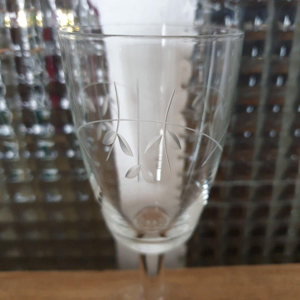 Ensemble de 6 verres à liqueur sur pied en cristal gravé par Hello Broc brocante en ligne