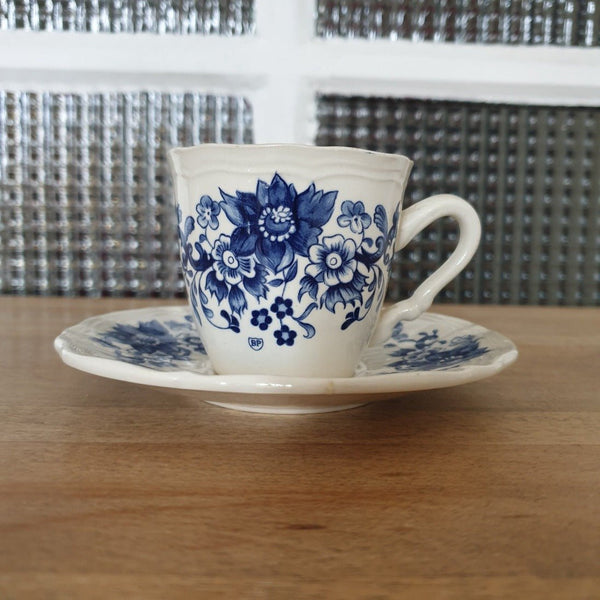 Ensemble tasse à café et sous-tasse en faïence de Sarreguemines décor Derby bleu - Hello Broc