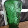 Grand vase en verre moulé vert motifs grappes de raisin - Hello Broc