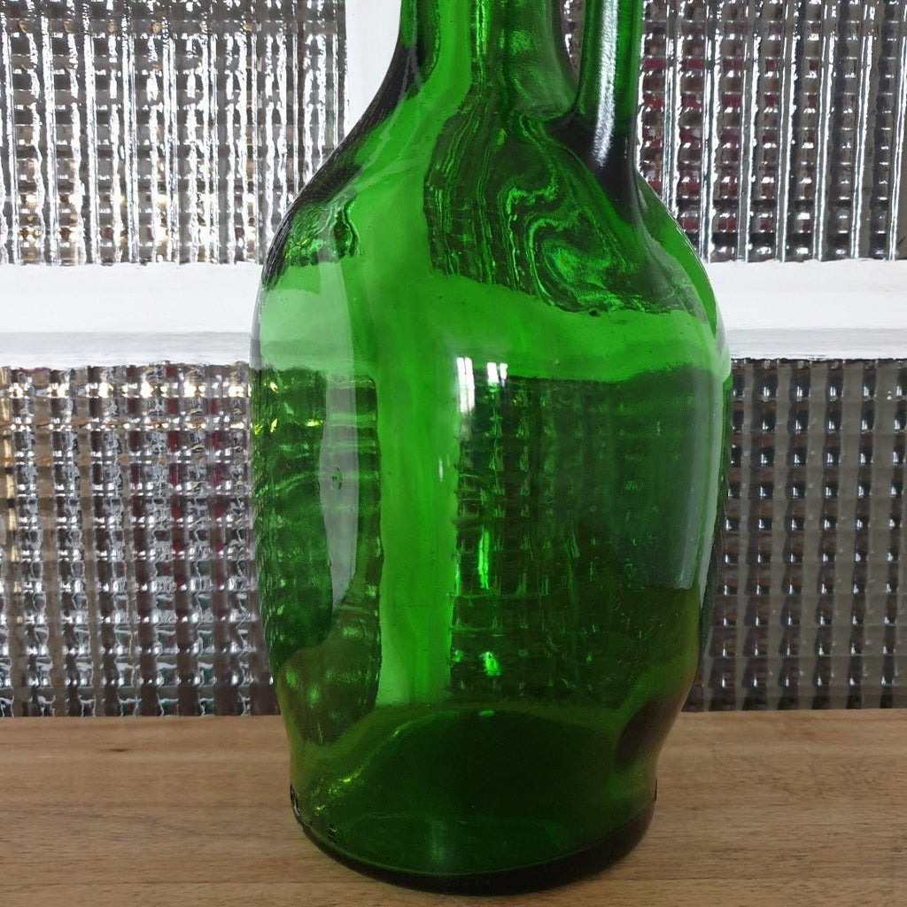 Grande bouteille côtés aplatis en verre moulé vert avec anse latérale - Hello Broc