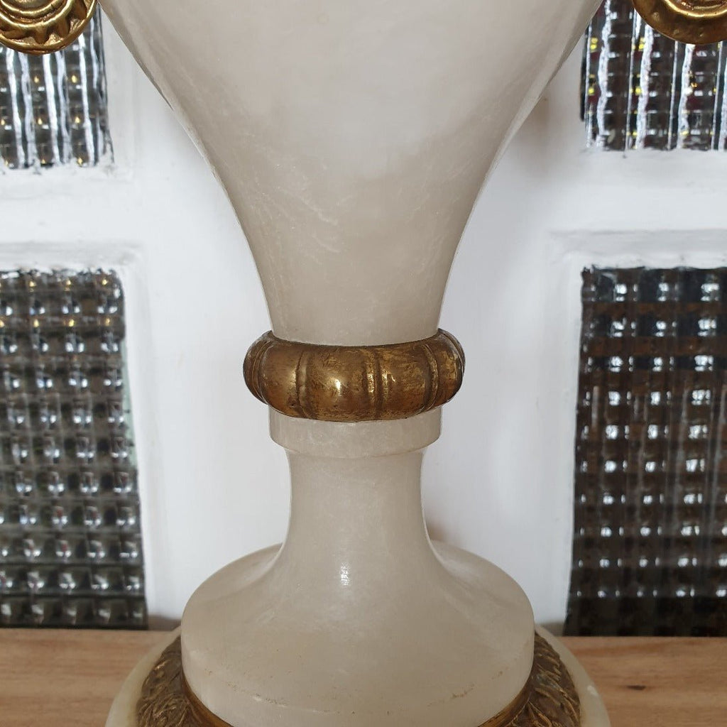 Lampe en forme de coupe en albâtre et anses en bronze doré - Hello Broc