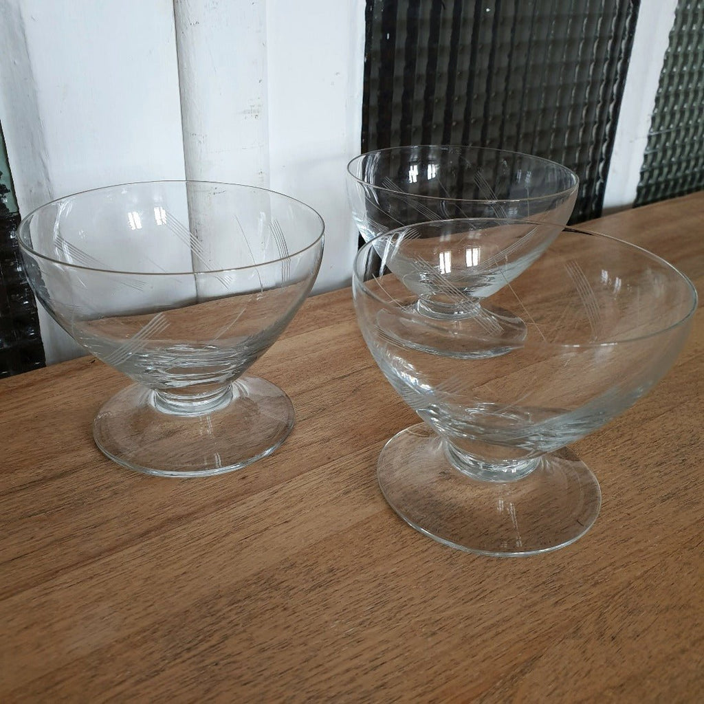 Lot de 3 coupes à champagne sur pied en cristal gravé années 60 /70 - Hello Broc