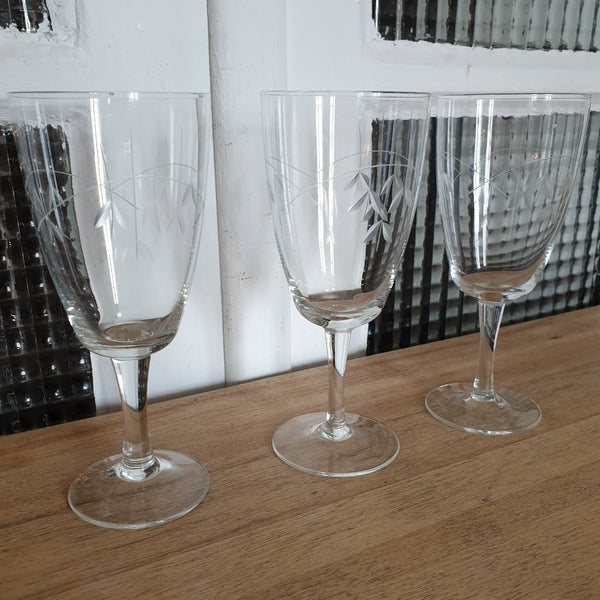 Lot de 3 ou 4 verres à vin cuit ou à apéritif sur pied en cristal gravé - Hello Broc