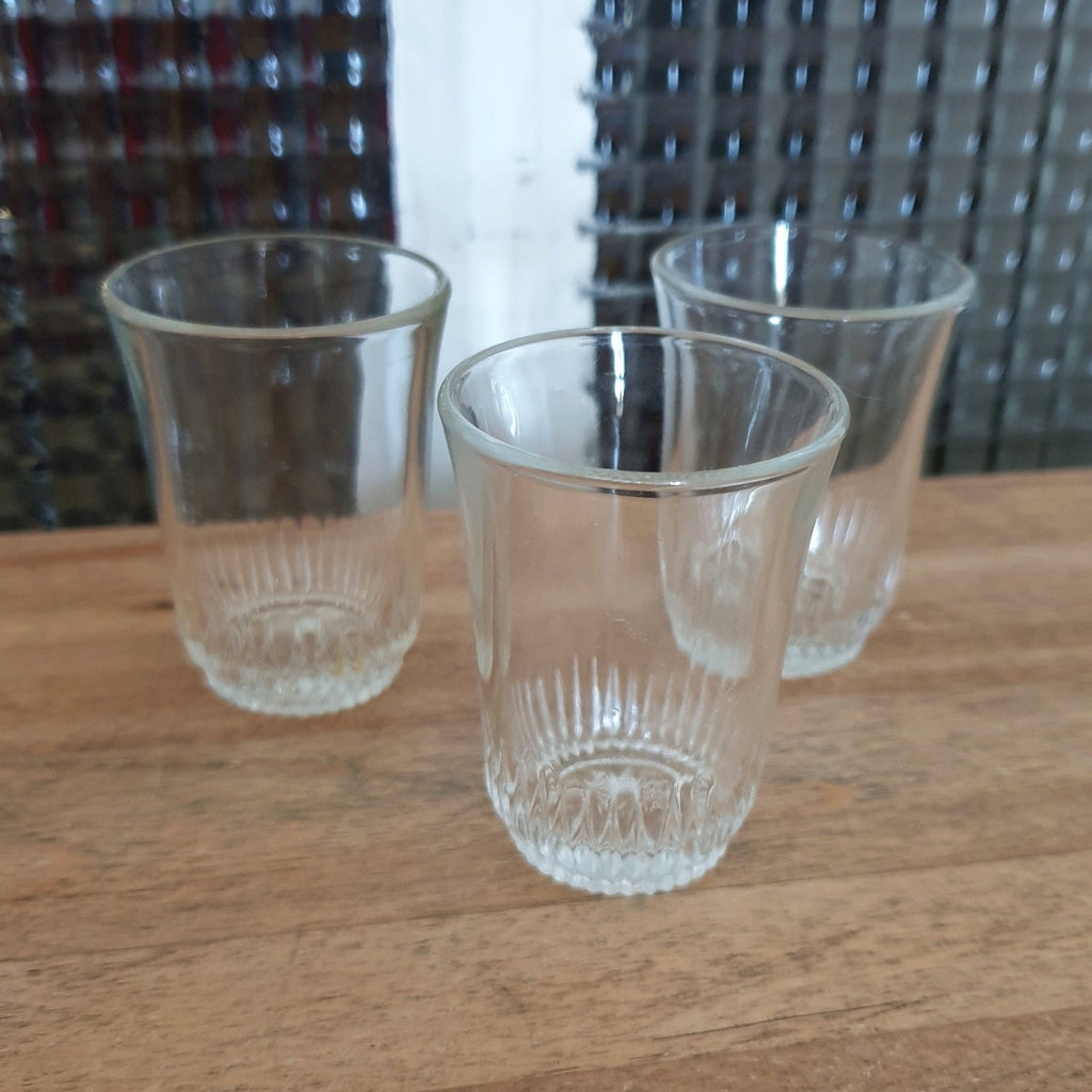 Lot de 3 verres anciens de bistrot à liqueur en verre moulé début XXème - Hello Broc brocante en ligne