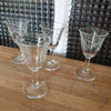 Lot de 4 et 5 verres à digestif sur pied tulipe évasé sérigraphié croix - Hello Broc