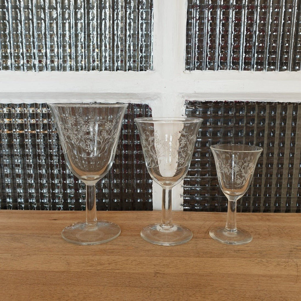 Lot de 4 et 5 verres à digestif sur pied tulipe évasé sérigraphié croix - Hello Broc