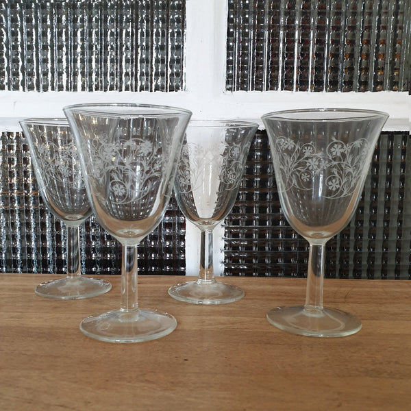 Lot de 4 verres à vin sur pied forme tulipe motifs volutes et croix - Hello Broc