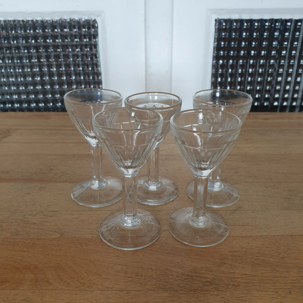 Lot de 5 verres anciens à liqueur sur pied en verre soufflé - Hello Broc, brocante en ligne