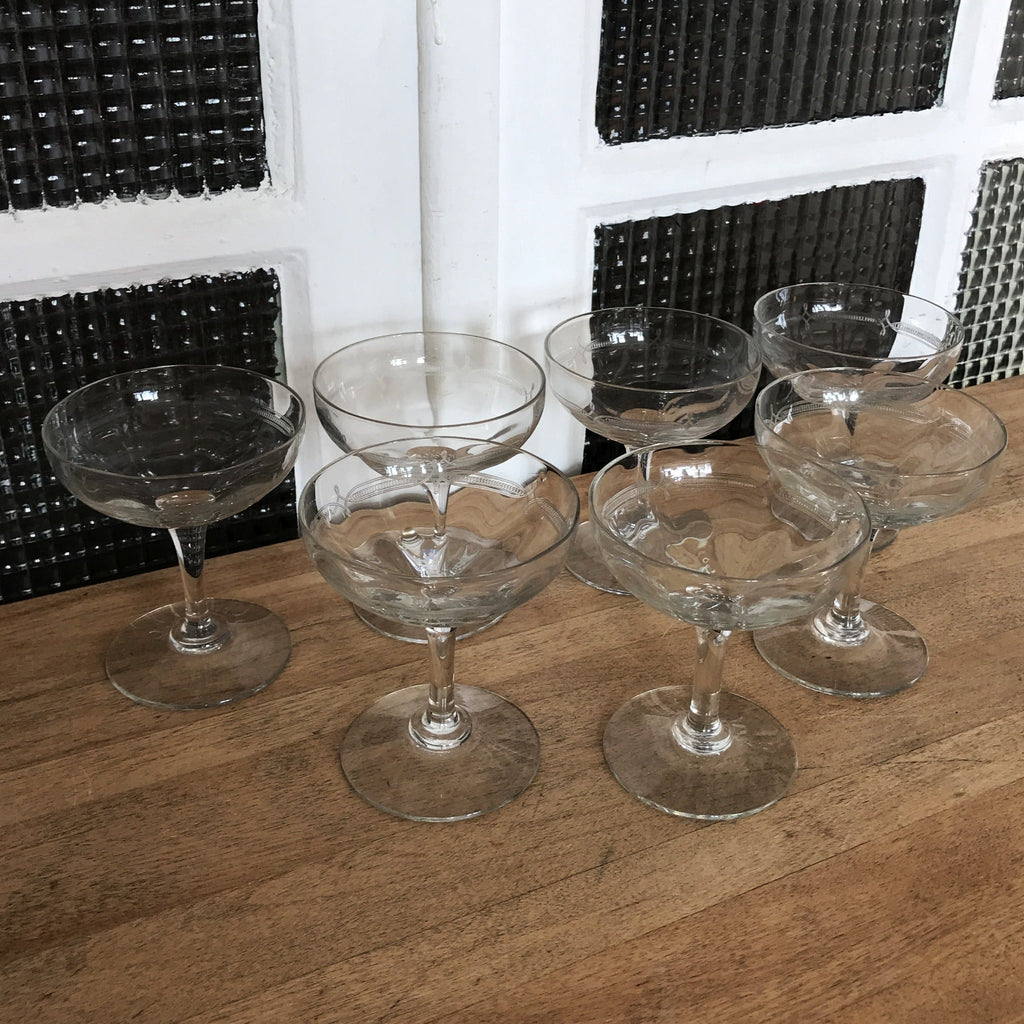 Lot de 7 coupes à champagne en verre gravé - Hello Broc