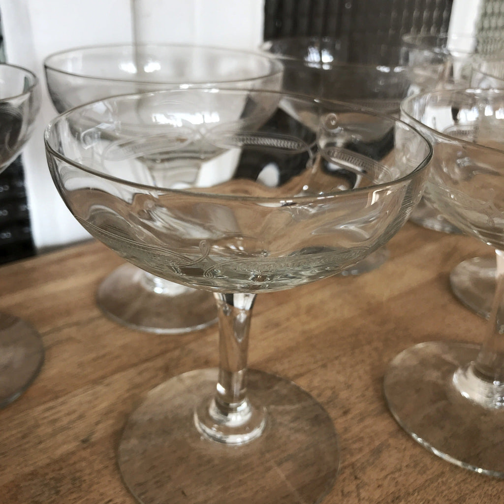 Lot de 7 coupes à champagne en verre gravé - Hello Broc