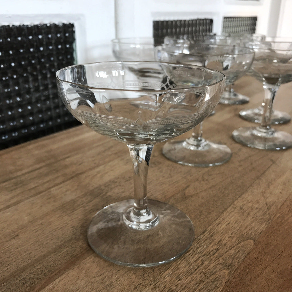 Lot de 7 coupes à champagne en verre gravé - Hello Broc