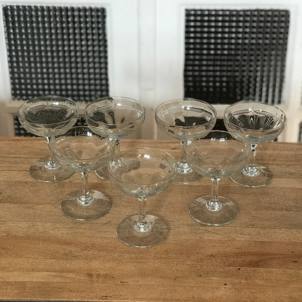 Lot de 7 coupes à champagne en verre gravé - Hello Broc