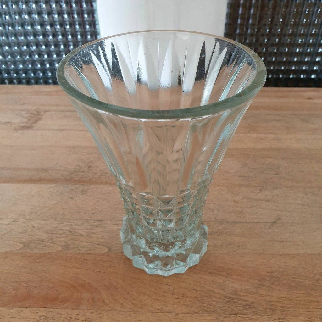 Petit vase cornet en verre moulé pointe de diamant - Hello Broc