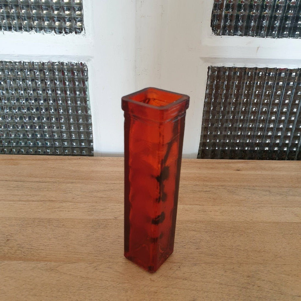 Petit vase long de forme carrée en verre moulé orange ambré - Hello Broc