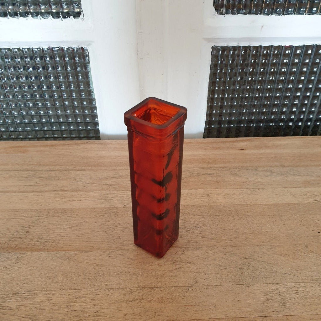 Petit vase long de forme carrée en verre moulé orange ambré - Hello Broc