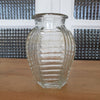 Petit vase style Art Déco en verre moulé transparent forme arrondie et hexagonale haut 13 cm - Hello Broc