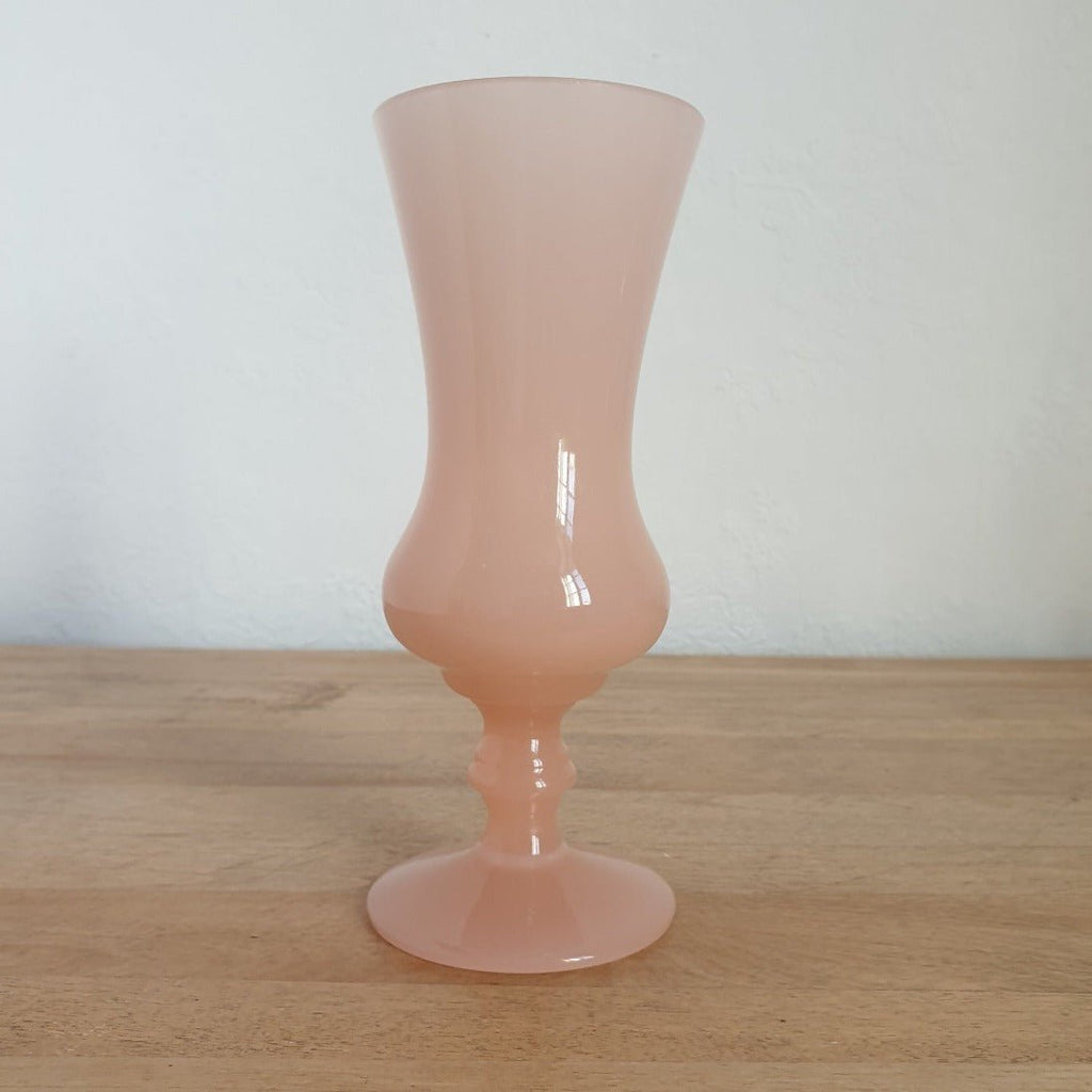 Petit vase sur pied en verre opalin rose légèrement dégradé - Hello Broc