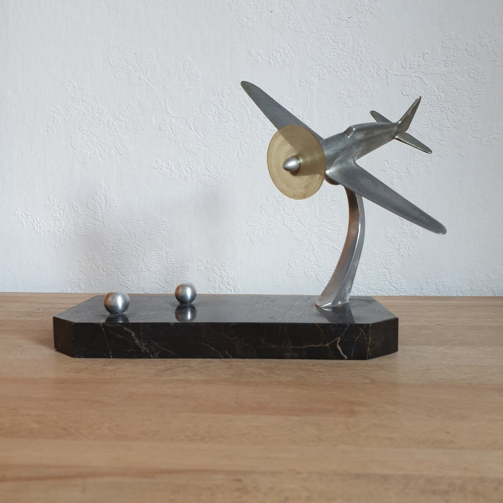 Presse-papier figurine avion en métal socle marbre - Hello Broc