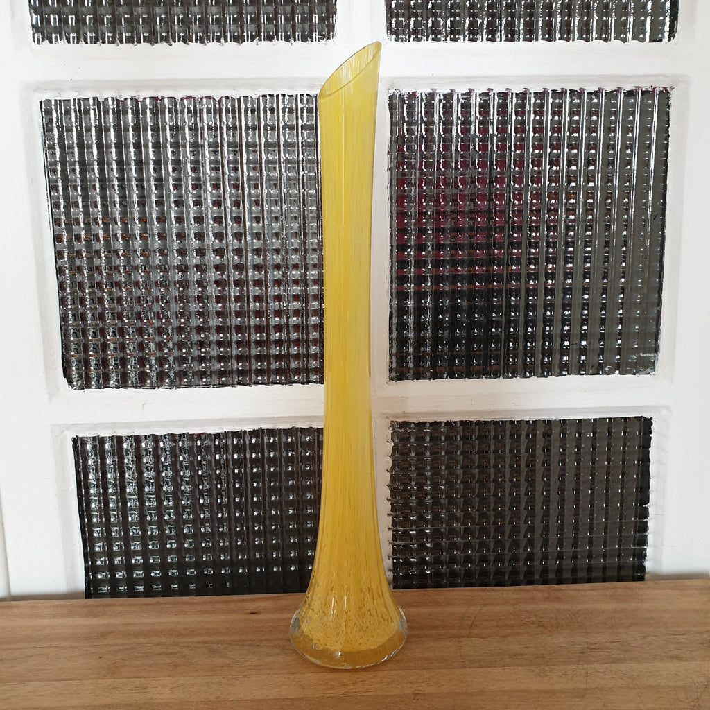 Vase soliflore long et biseauté en verre soufflé jaune - Hello Broc