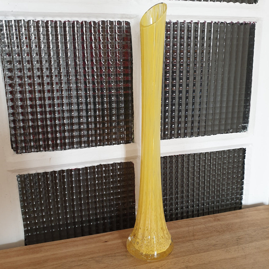 Vase soliflore long et biseauté en verre soufflé jaune - Hello Broc