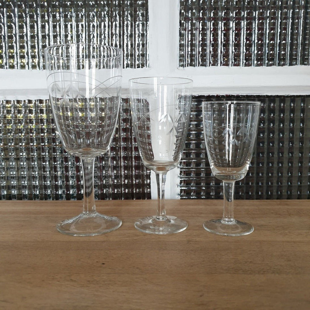 Lot de 3 ou 4 verres à vin sur pied en cristal gravé